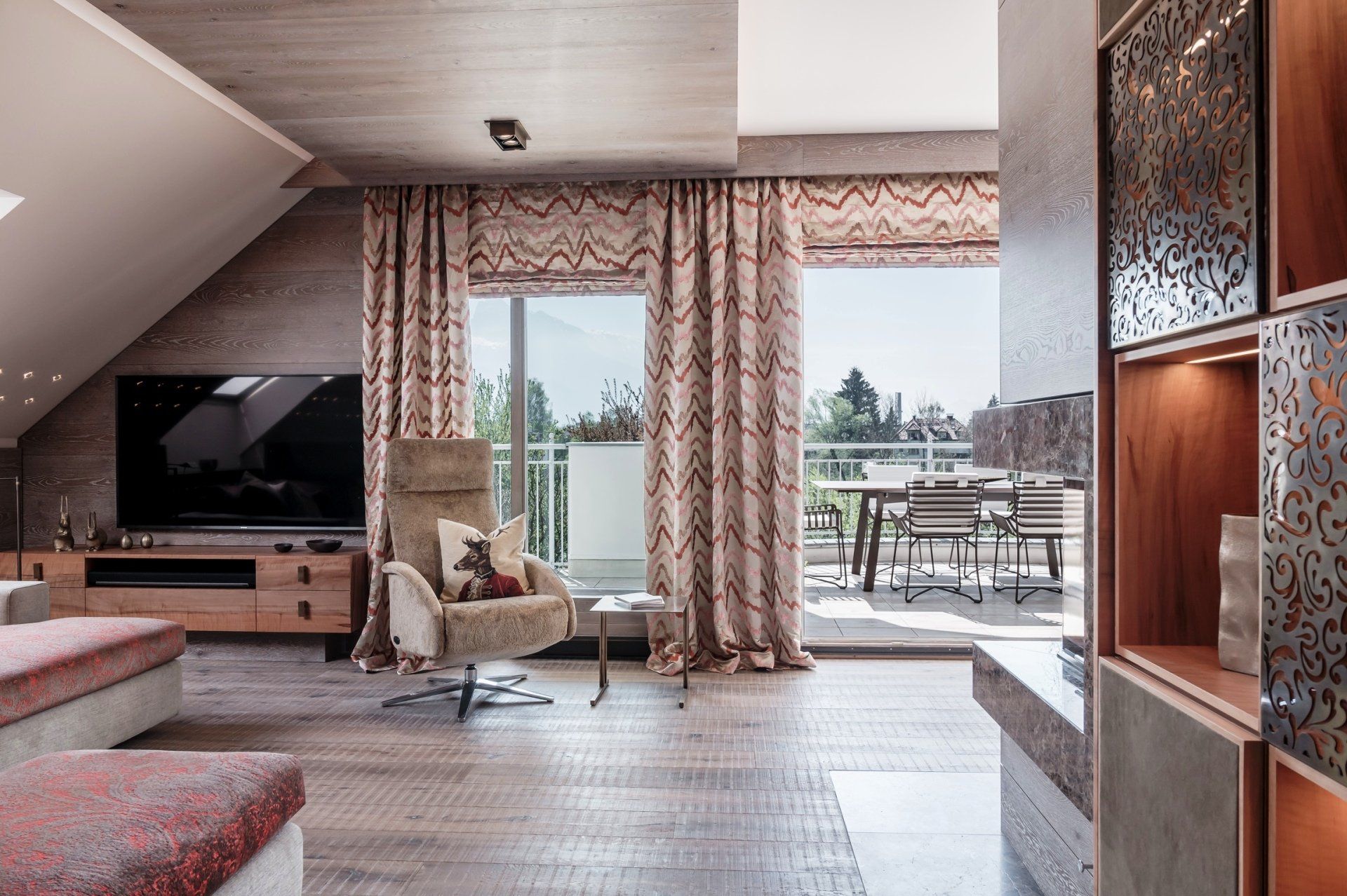 Ein Wohnzimmer mit Sessel und Flachbildfernseher