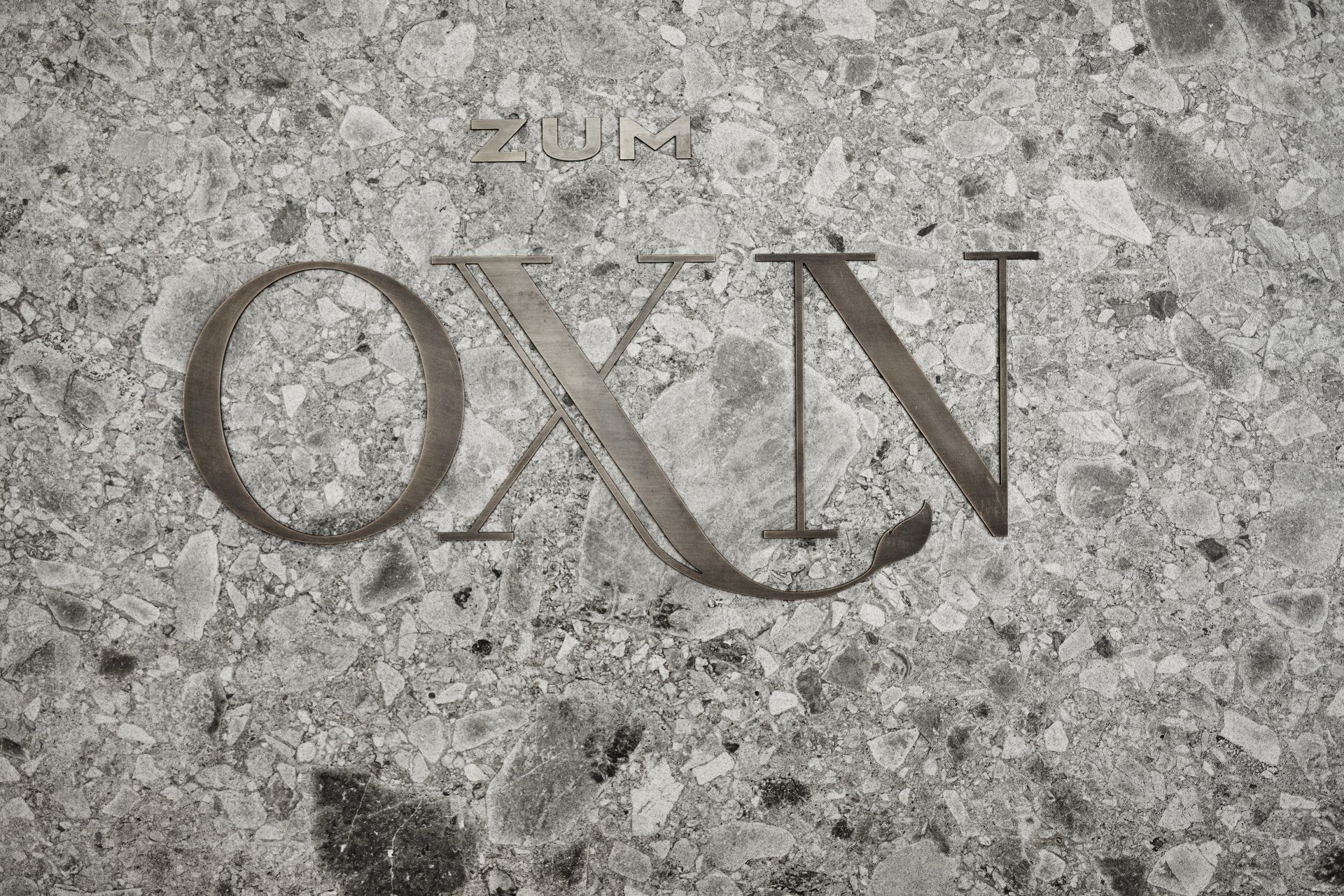 Das Wort oxn ist in eine Steinmauer geschnitzt