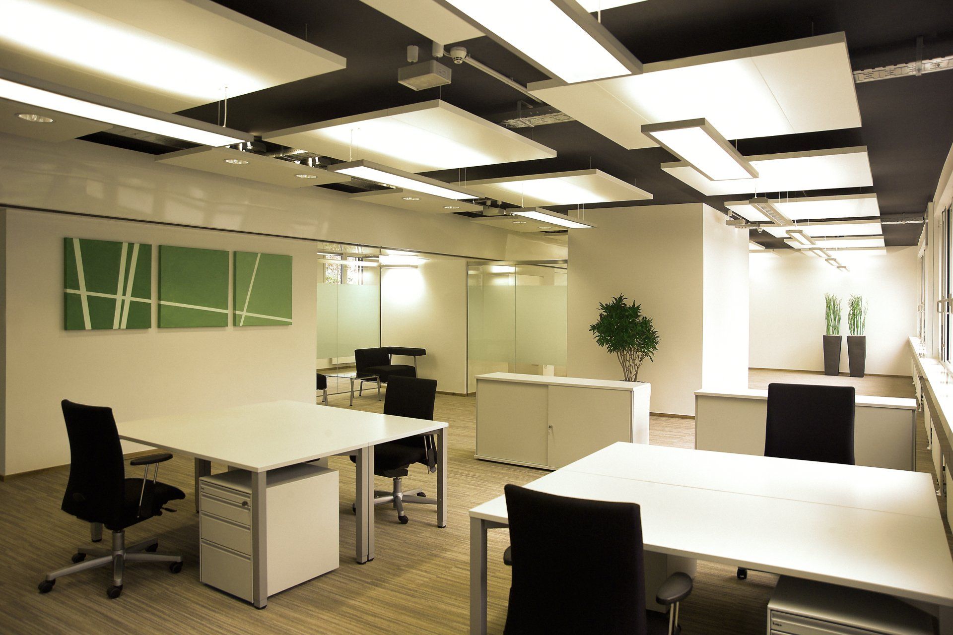 Ein großes Büro mit vielen Schreibtischen und Stühlen