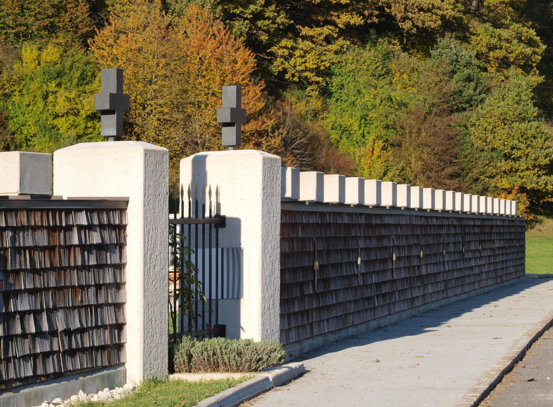 Ein Zaun mit einem Kreuz darauf