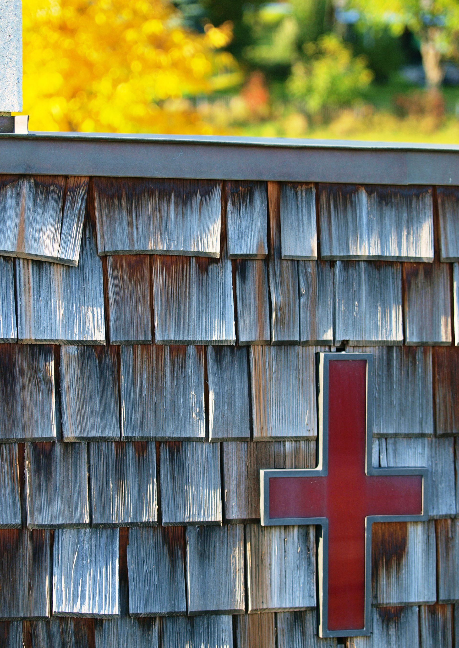Eine Holzwand mit einem roten Kreuz darauf