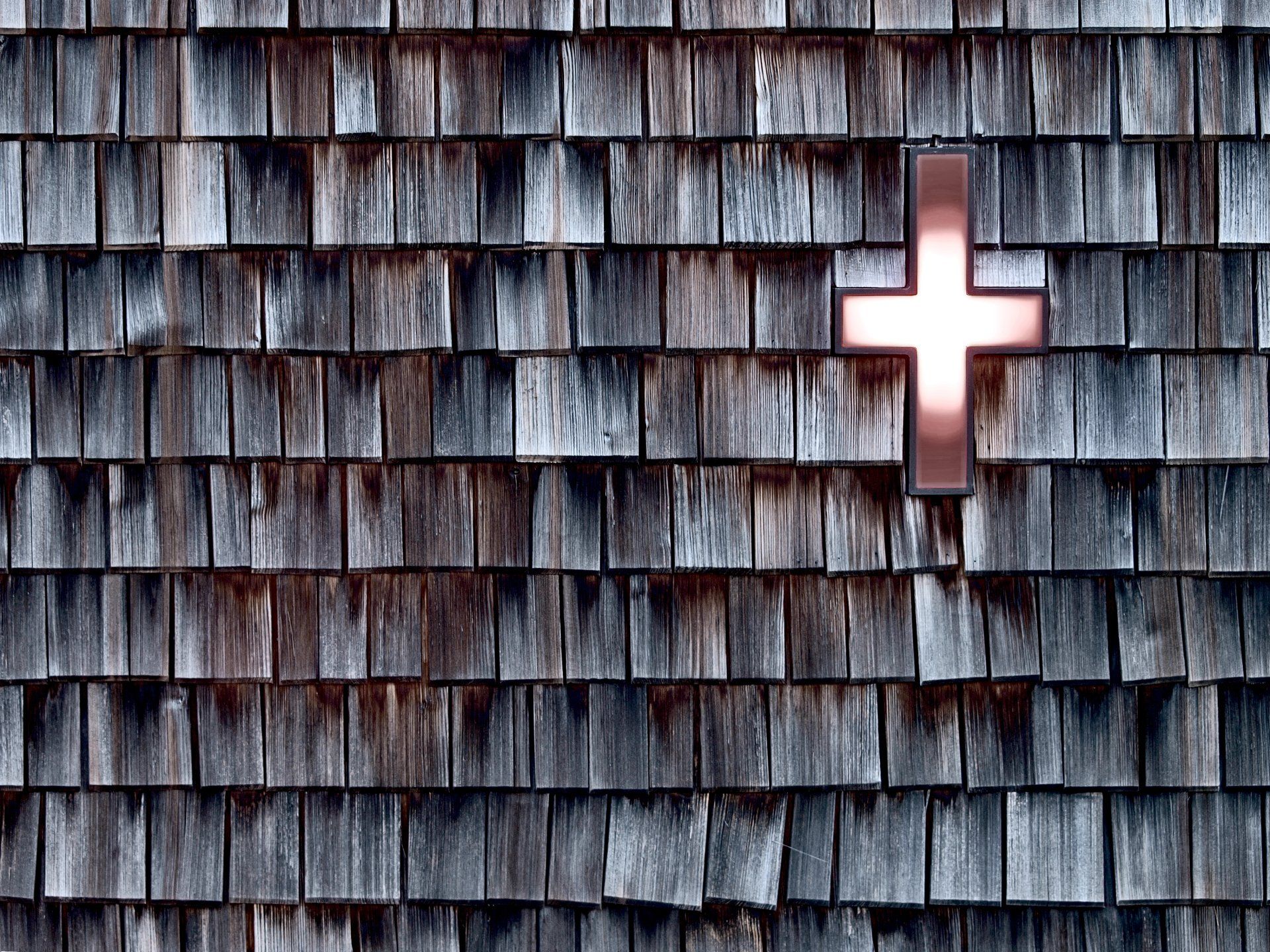 Ein Holzdach mit einem roten Kreuz darauf