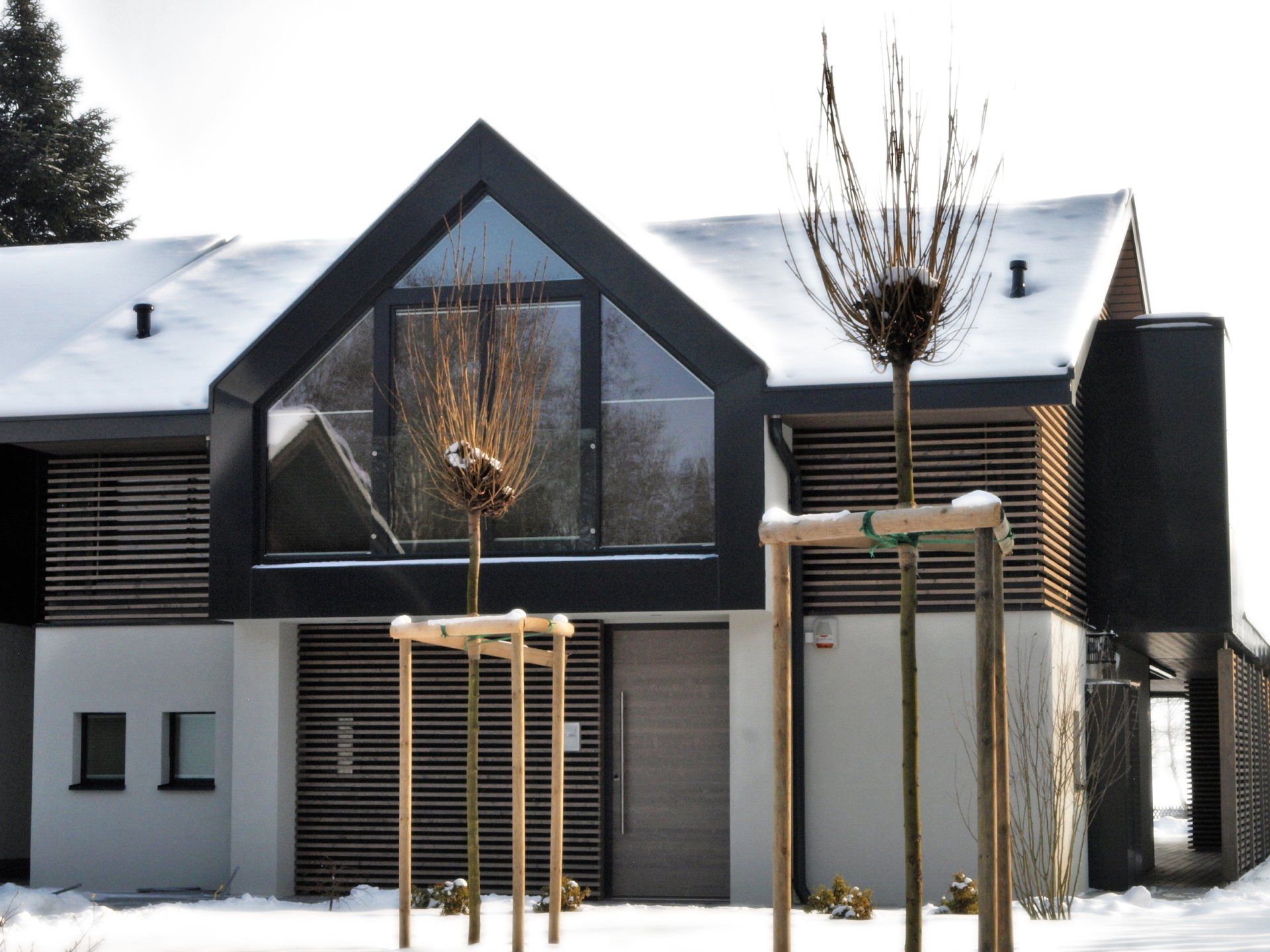 Ein Haus mit dem Buchstaben l an der Seite