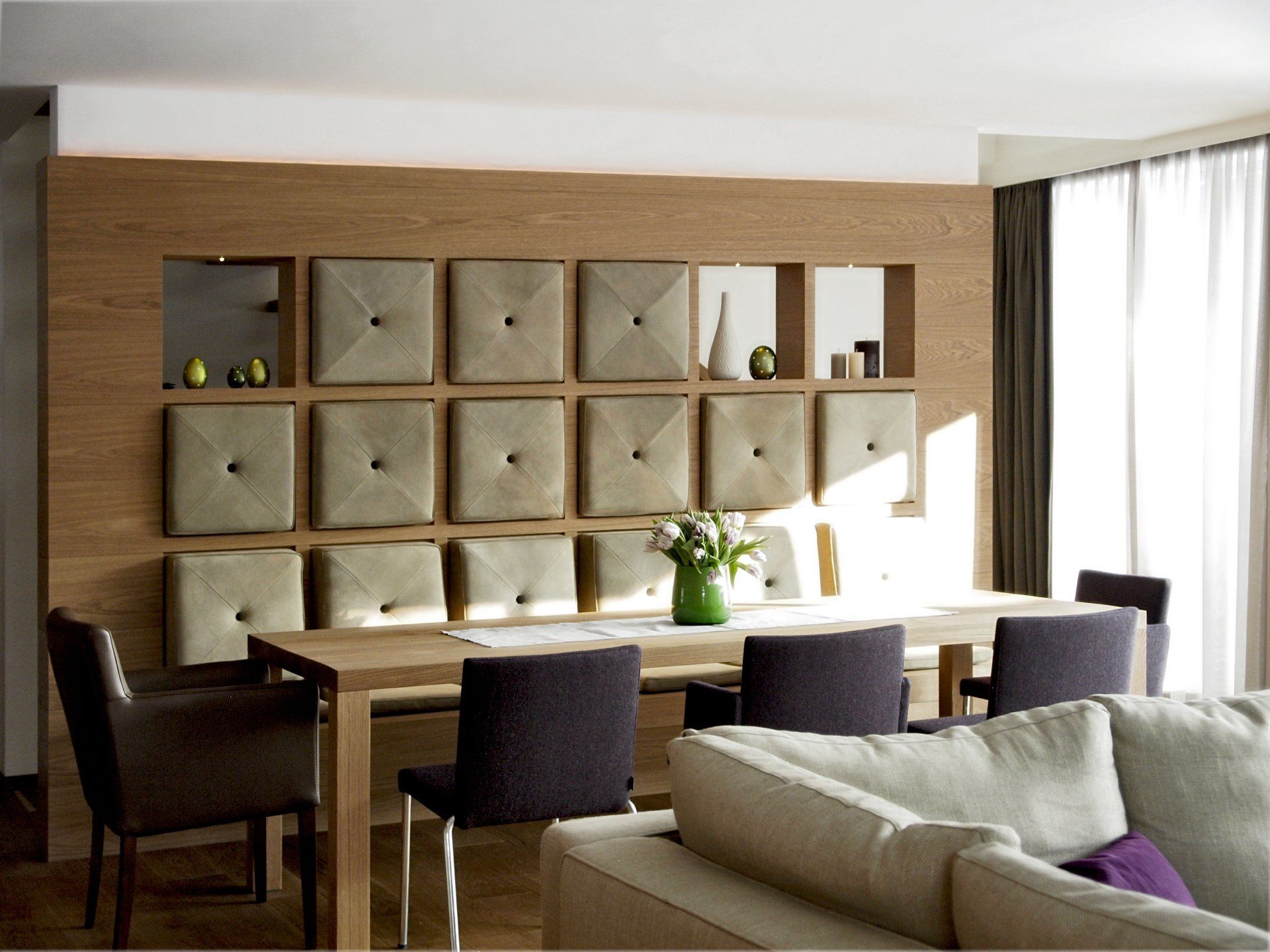 Ein Wohnzimmer mit Tisch und Stühlen und einer Couch