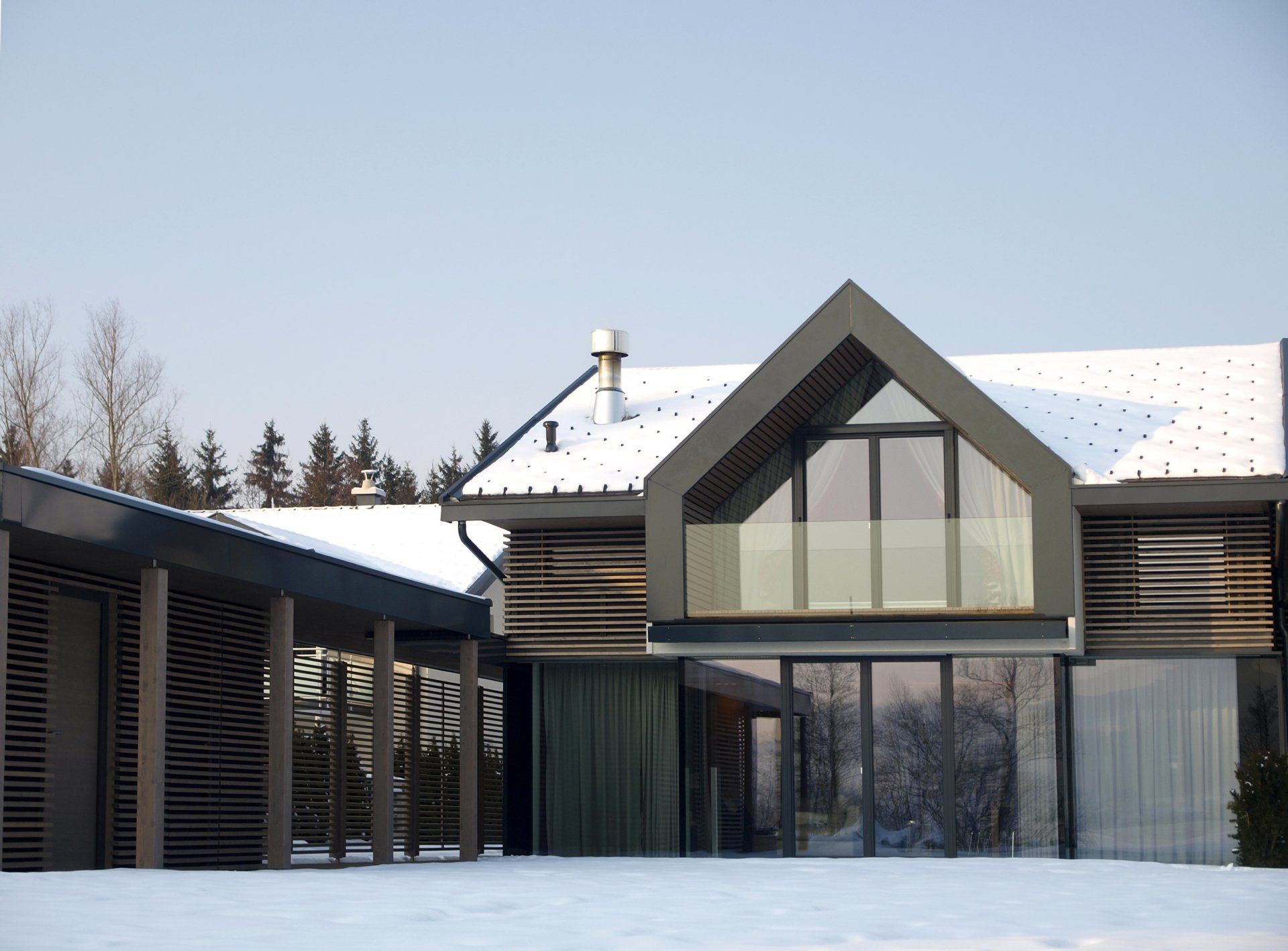 Ein Haus mit einem schneebedeckten Dach
