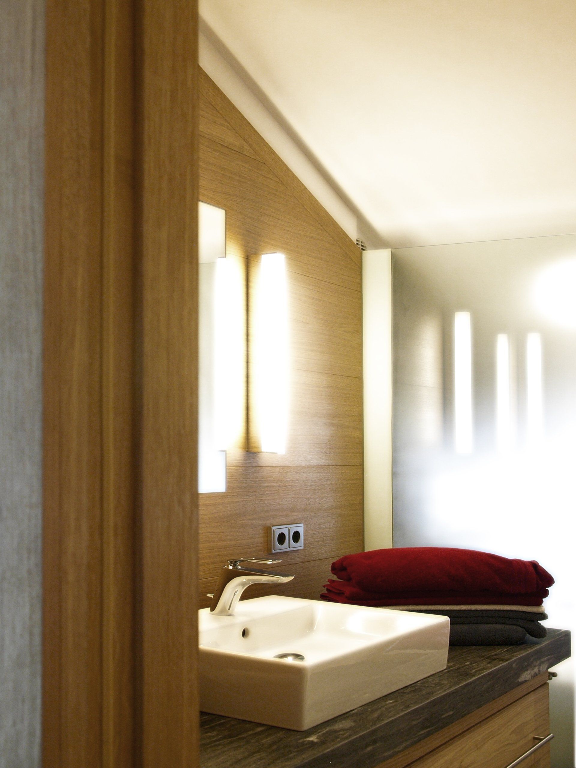 Ein Badezimmer mit Waschbecken und Spiegel