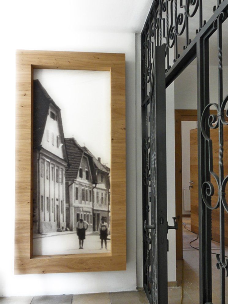 Ein Schwarzweißfoto einer Stadtstraße in einem Holzrahmen
