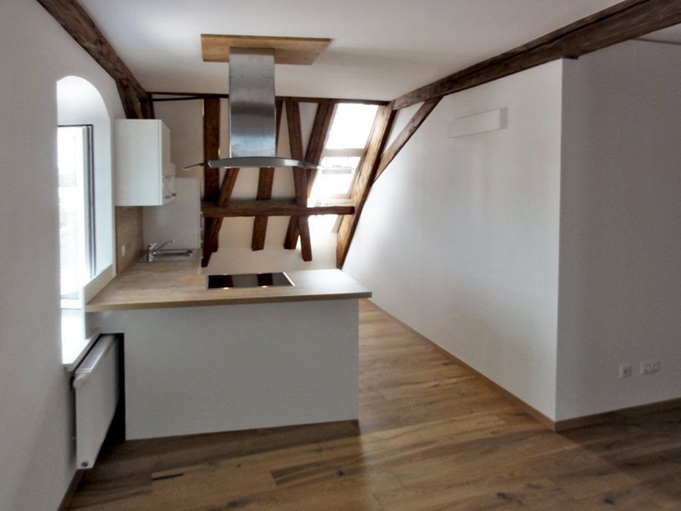 Eine Küche mit Holzbalken und einem Herd mit Backofen