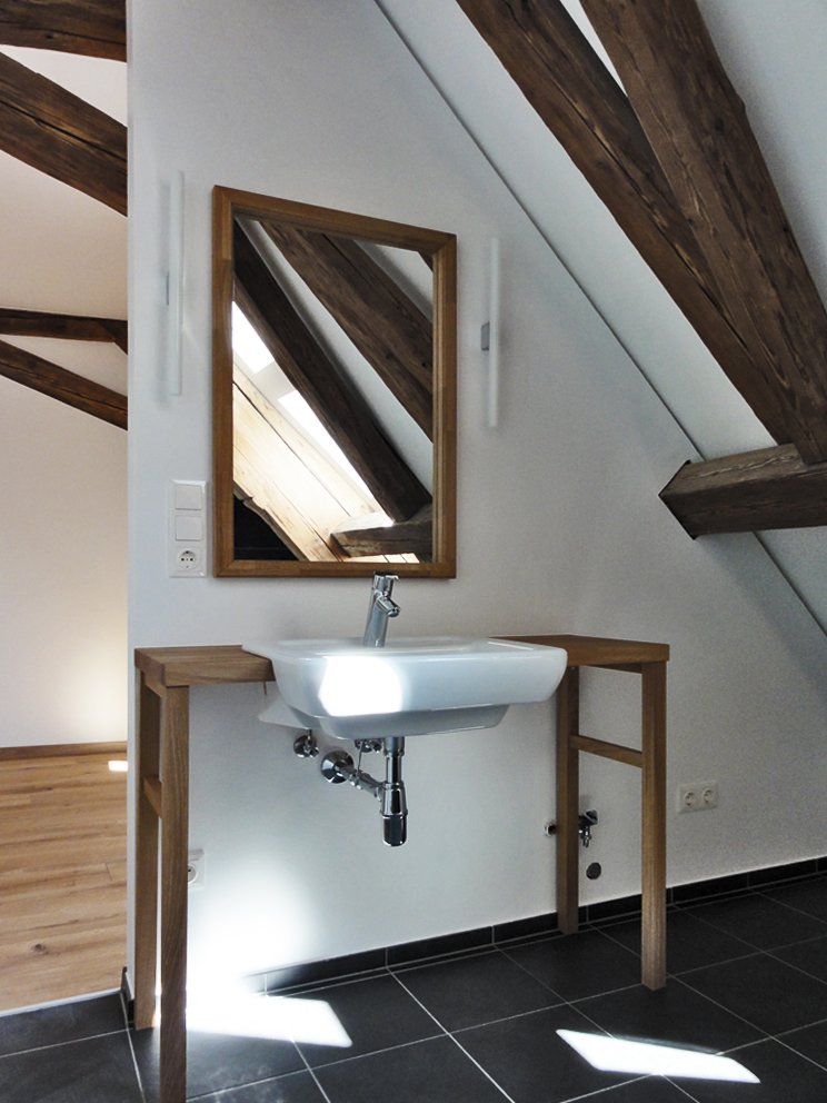Ein Badezimmer mit Waschbecken und Spiegel an der Wand