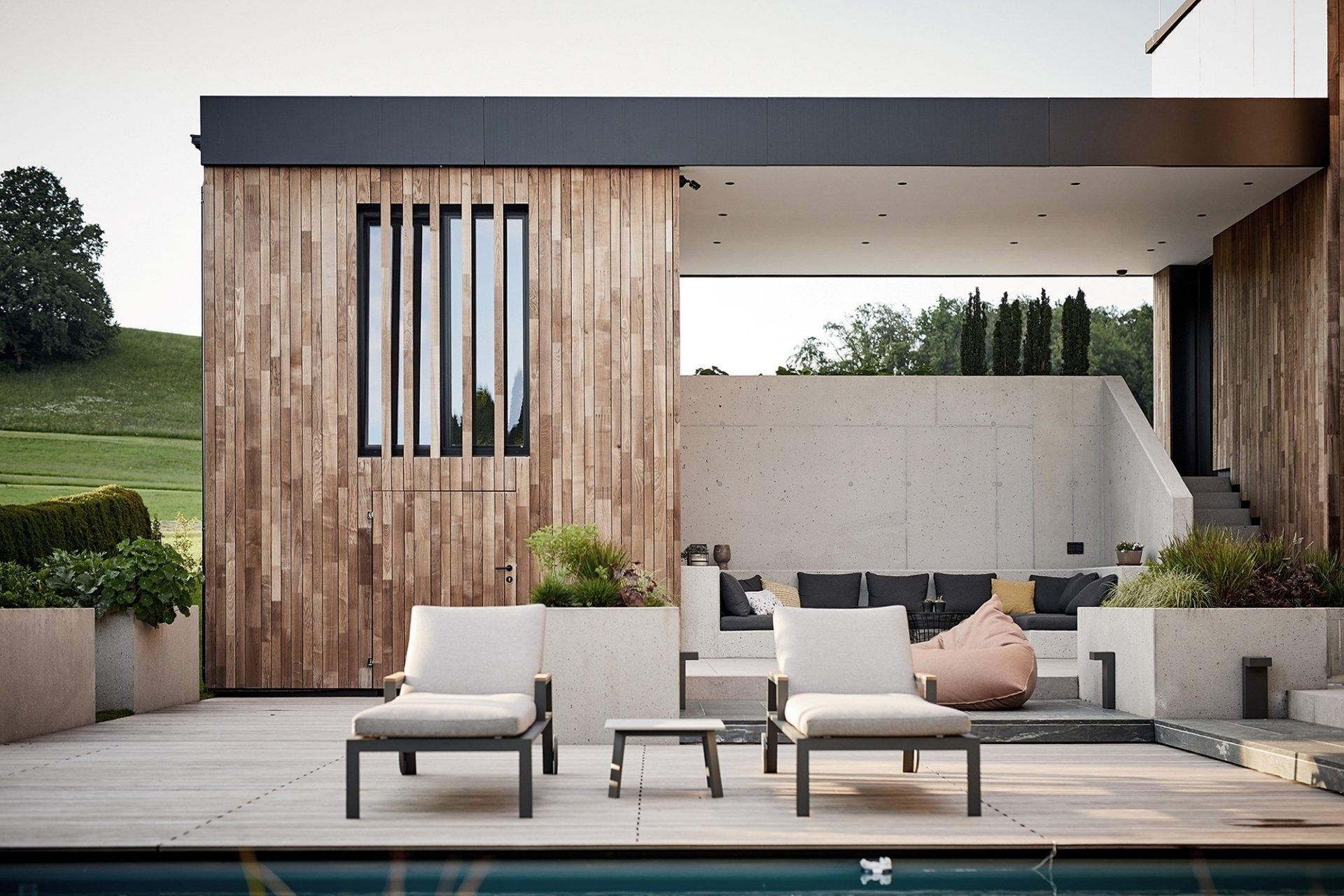 Ein Haus mit einem Swimmingpool davor