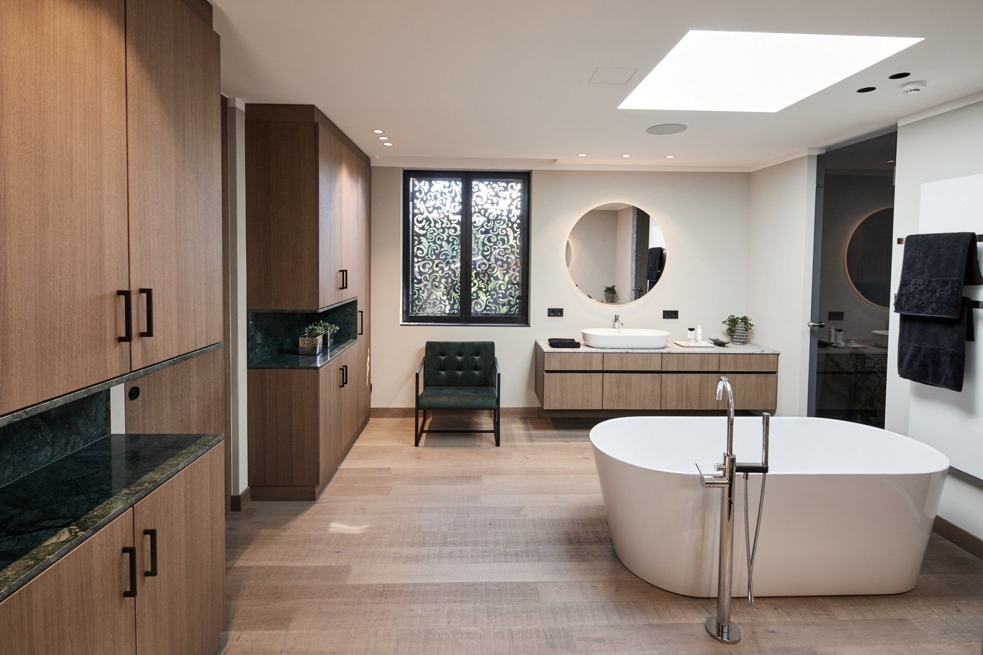 Ein Badezimmer mit Badewanne und Fenster
