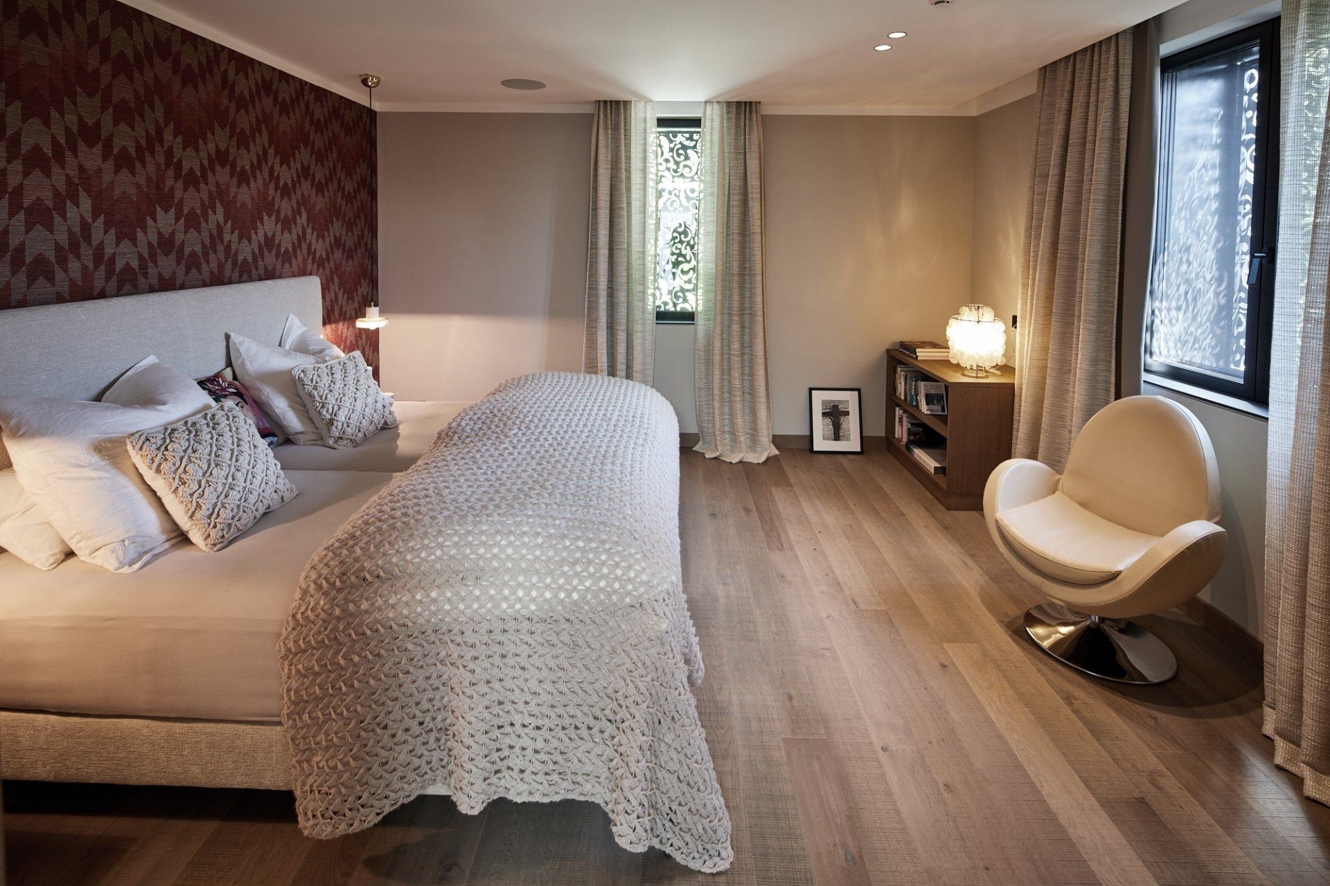 Ein Schlafzimmer mit einem großen Bett und einem Sessel