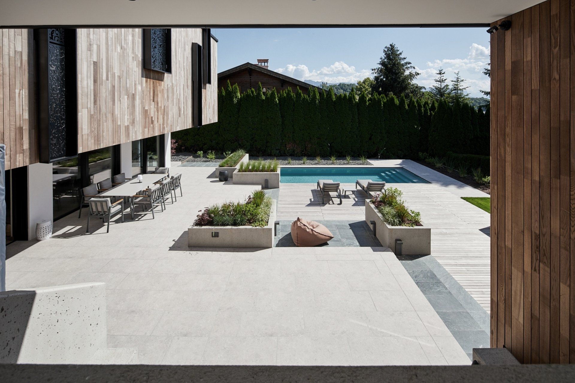 Blick auf einen Swimmingpool aus dem Inneren eines Hauses