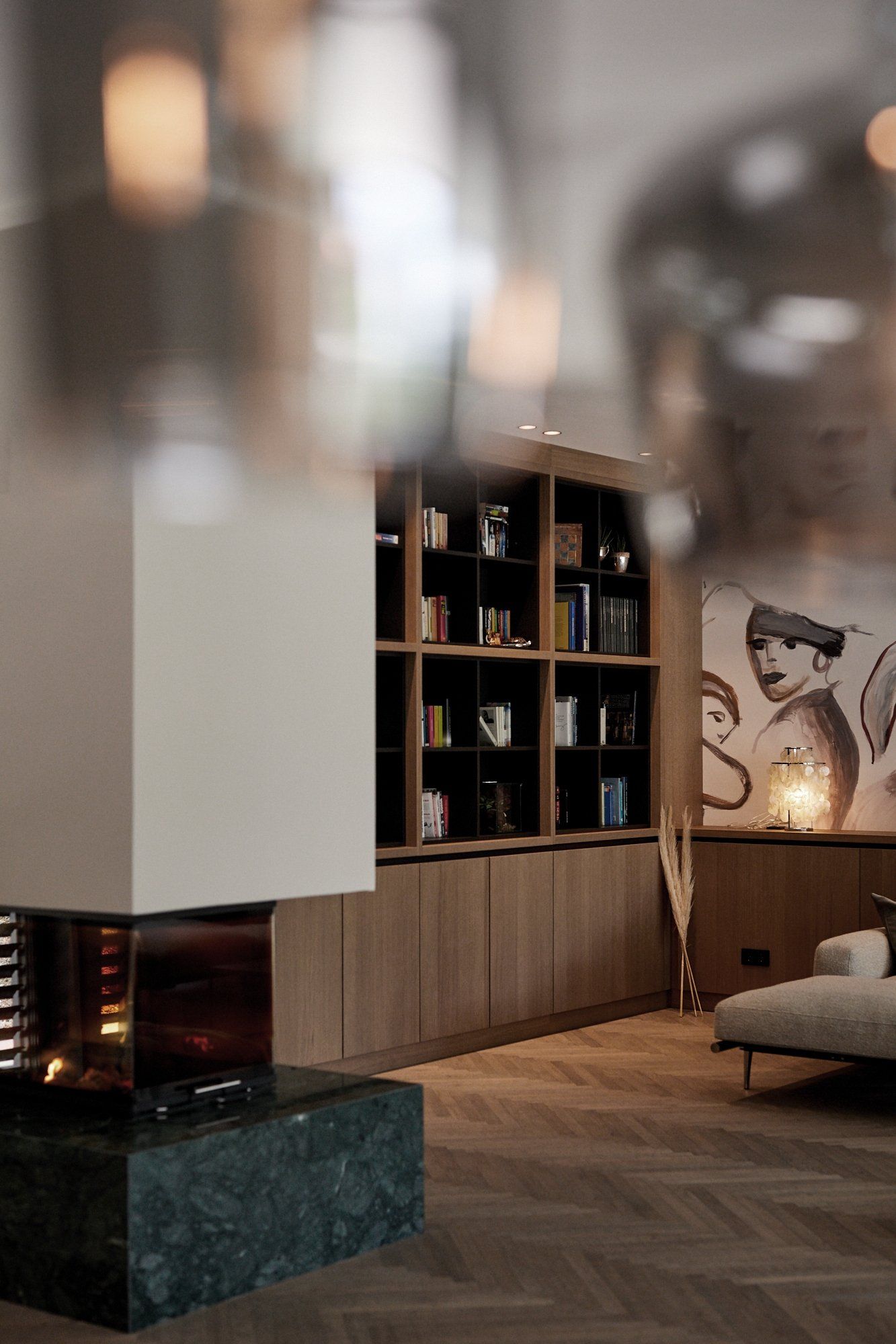 Ein Wohnzimmer mit Kamin und Couch