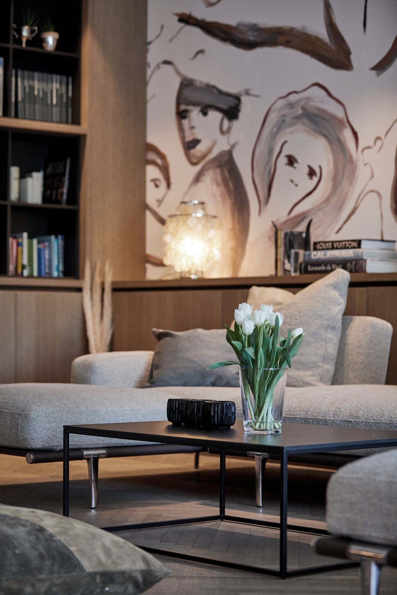 Ein Wohnzimmer mit einer Couch und einem Couchtisch