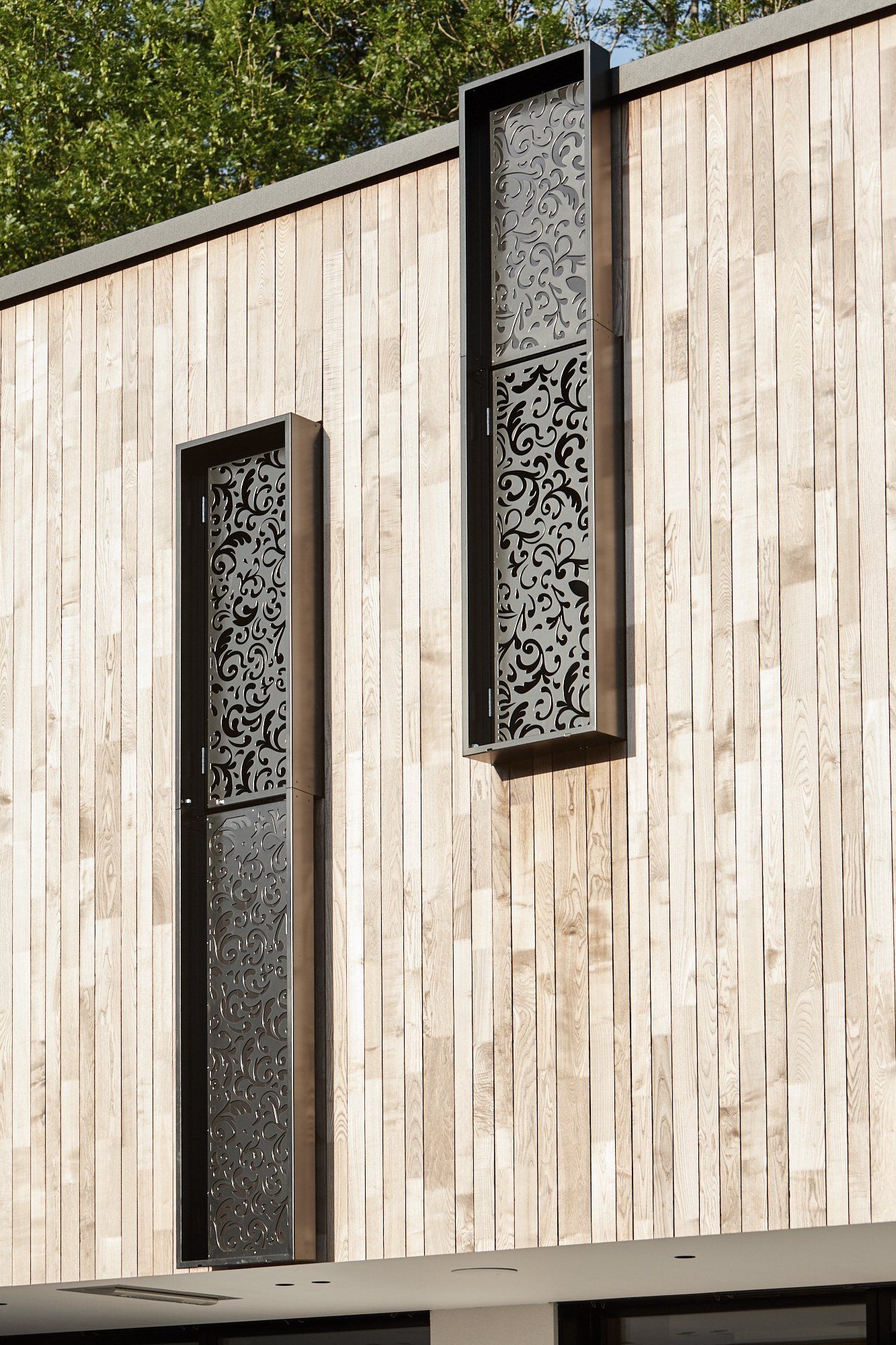 Ein Gebäude mit einer Holzfassade und zwei Fenstern