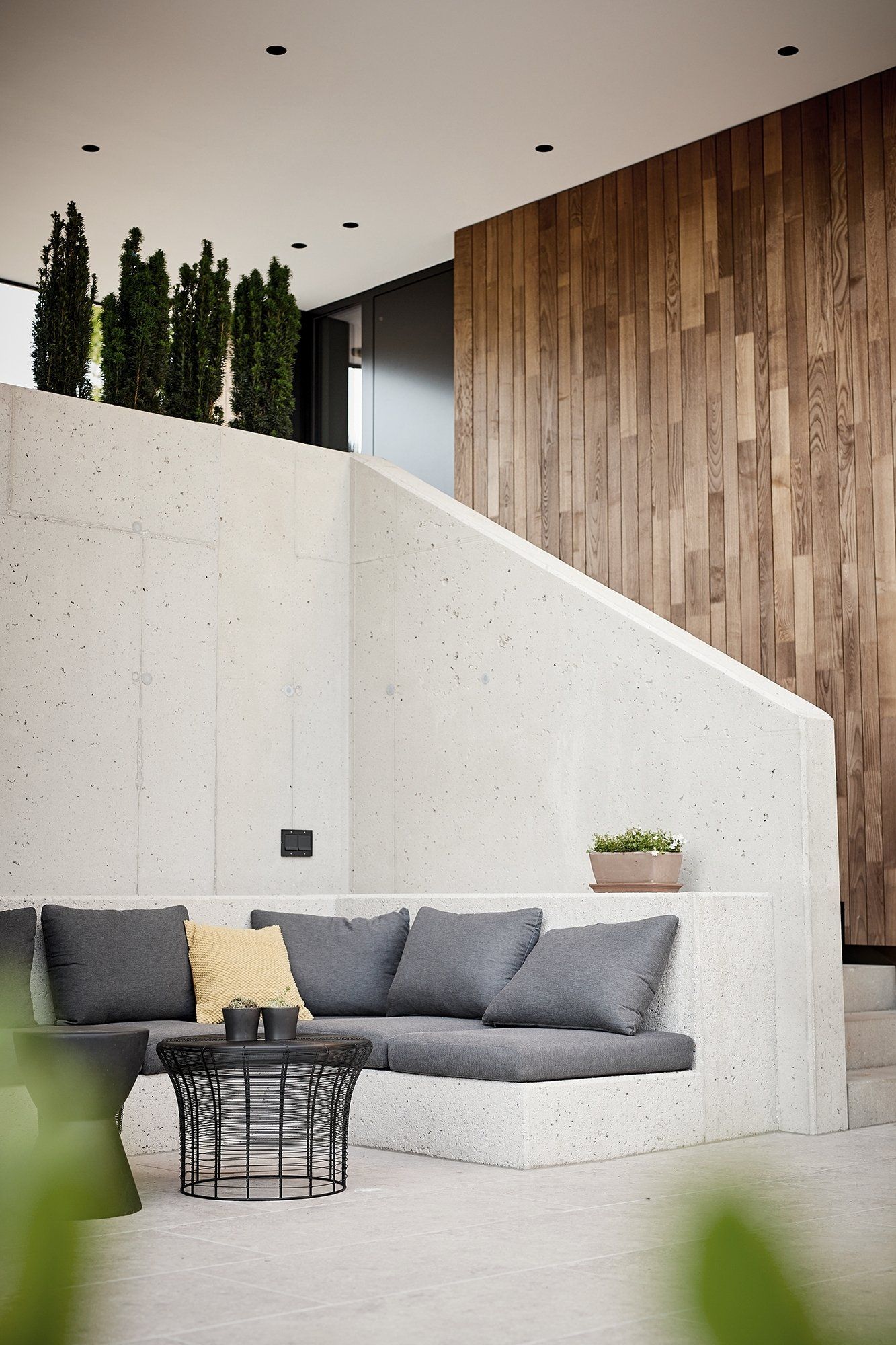 Ein Wohnzimmer mit einer Couch und einer Treppe im Hintergrund