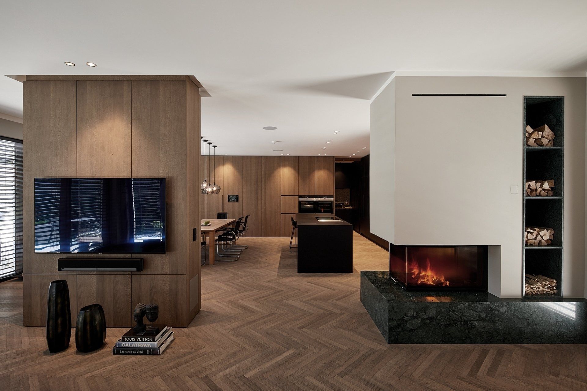 Ein Wohnzimmer mit Kamin und Flachbildfernseher