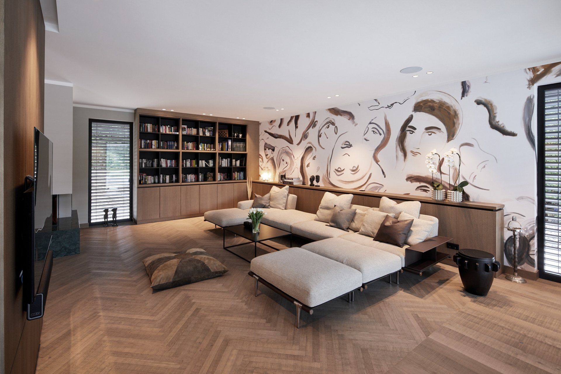 Ein Wohnzimmer mit einer großen Couch und einem Gemälde an der Wand