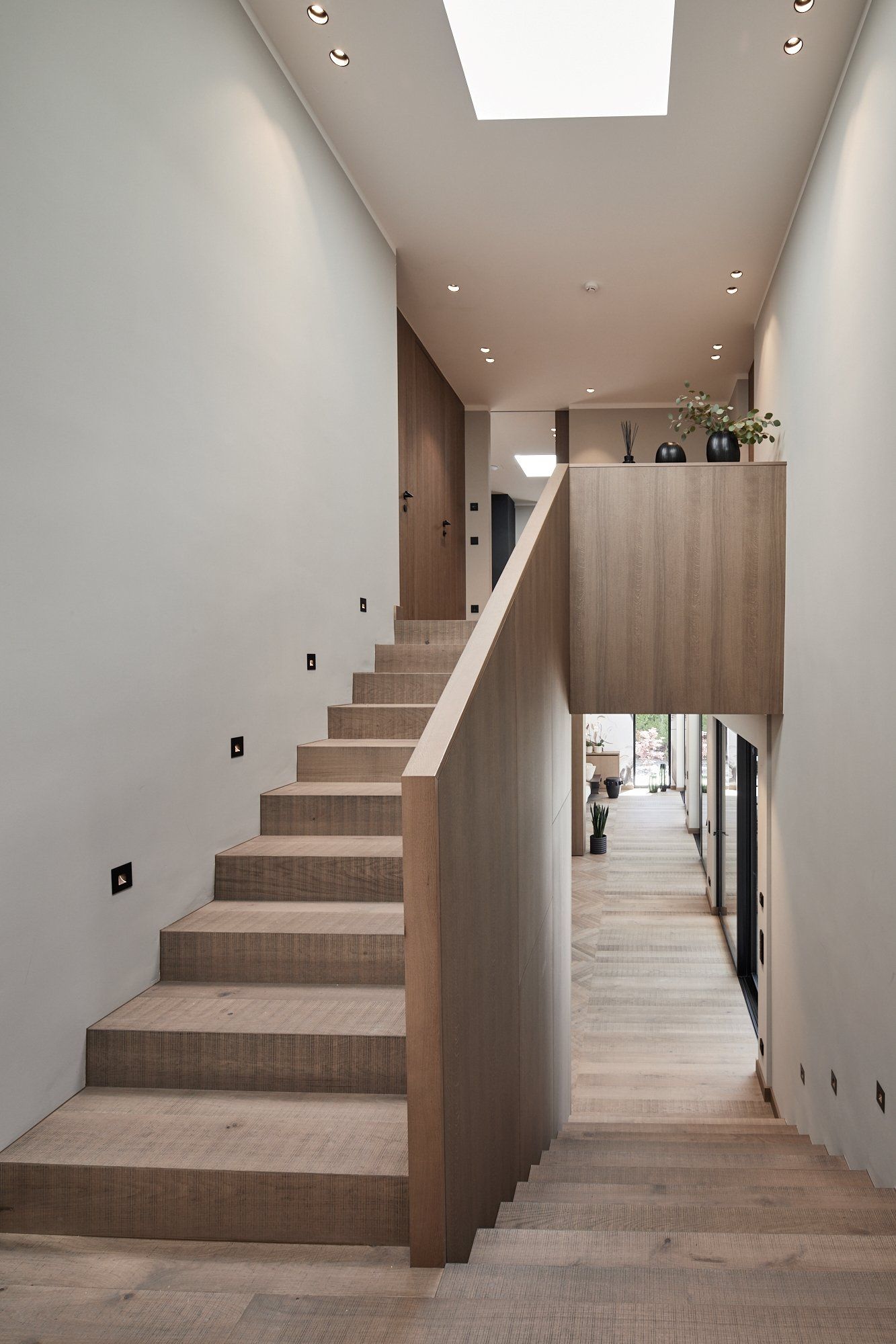 Eine Treppe mit einem Holzgeländer in einem Flur