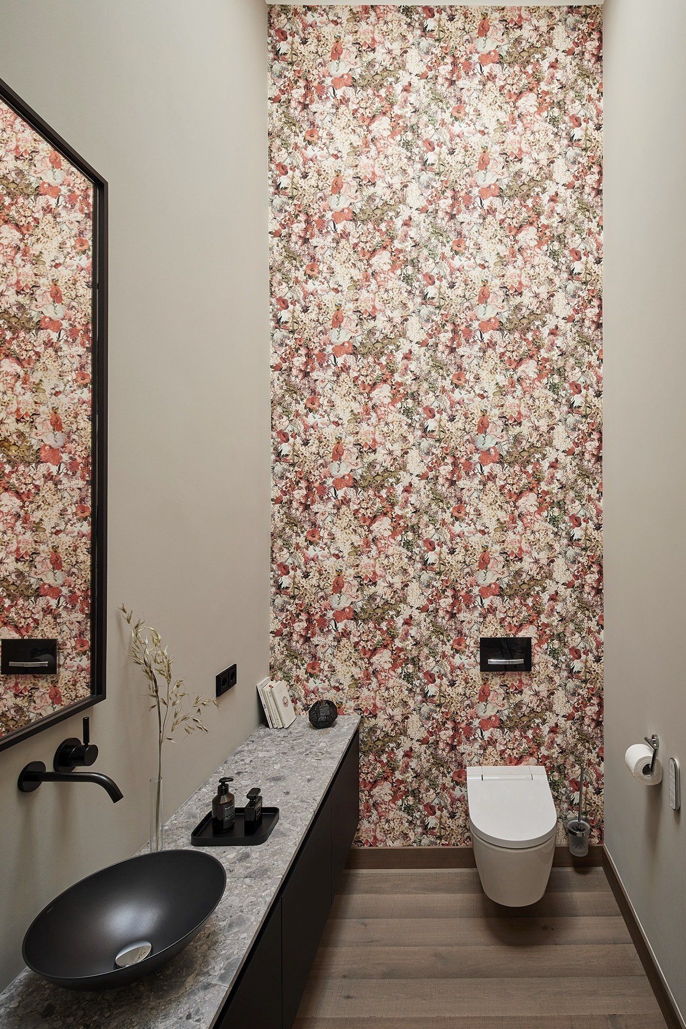 Ein Badezimmer mit Toilette, Waschbecken und Spiegel