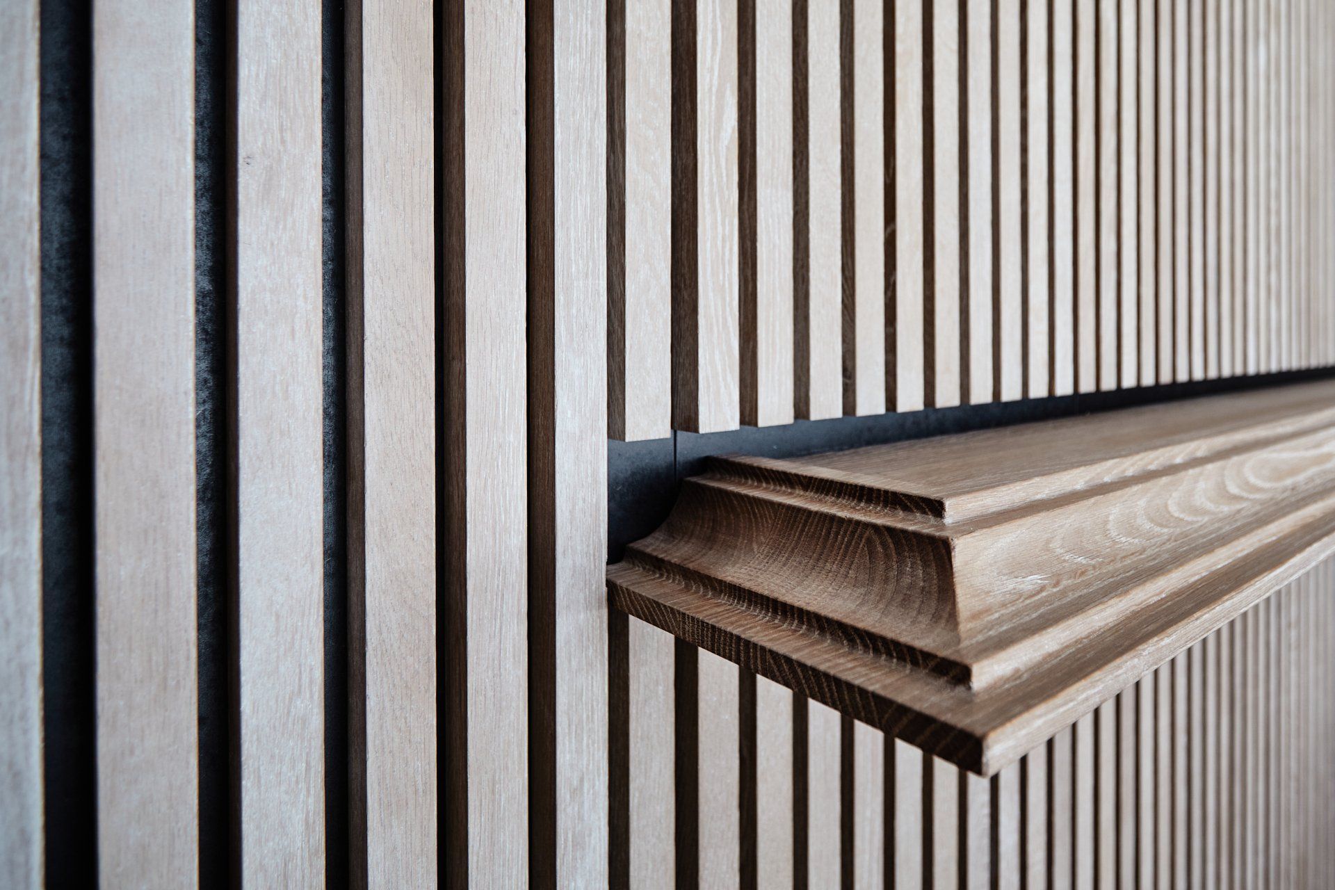 Eine Nahaufnahme einer Holzwand mit Linien darauf