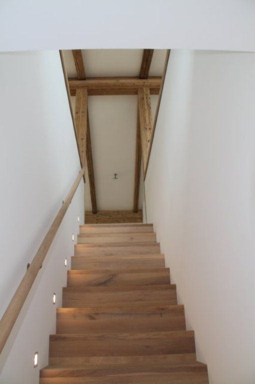 Eine Reihe von Holztreppen, die zu einer weißen Wand führen