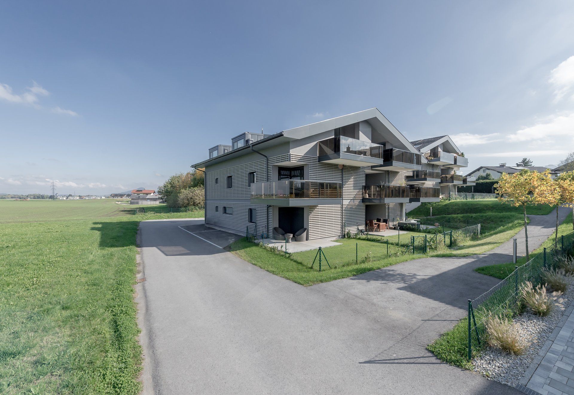 Ein Haus mit einem Zebramuster an der Seite