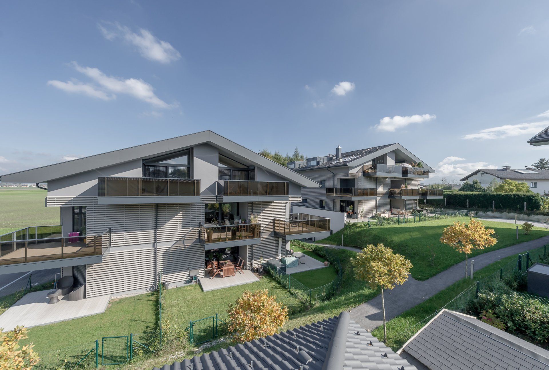 Eine künstlerische Darstellung eines Hauses mit vielen Fenstern