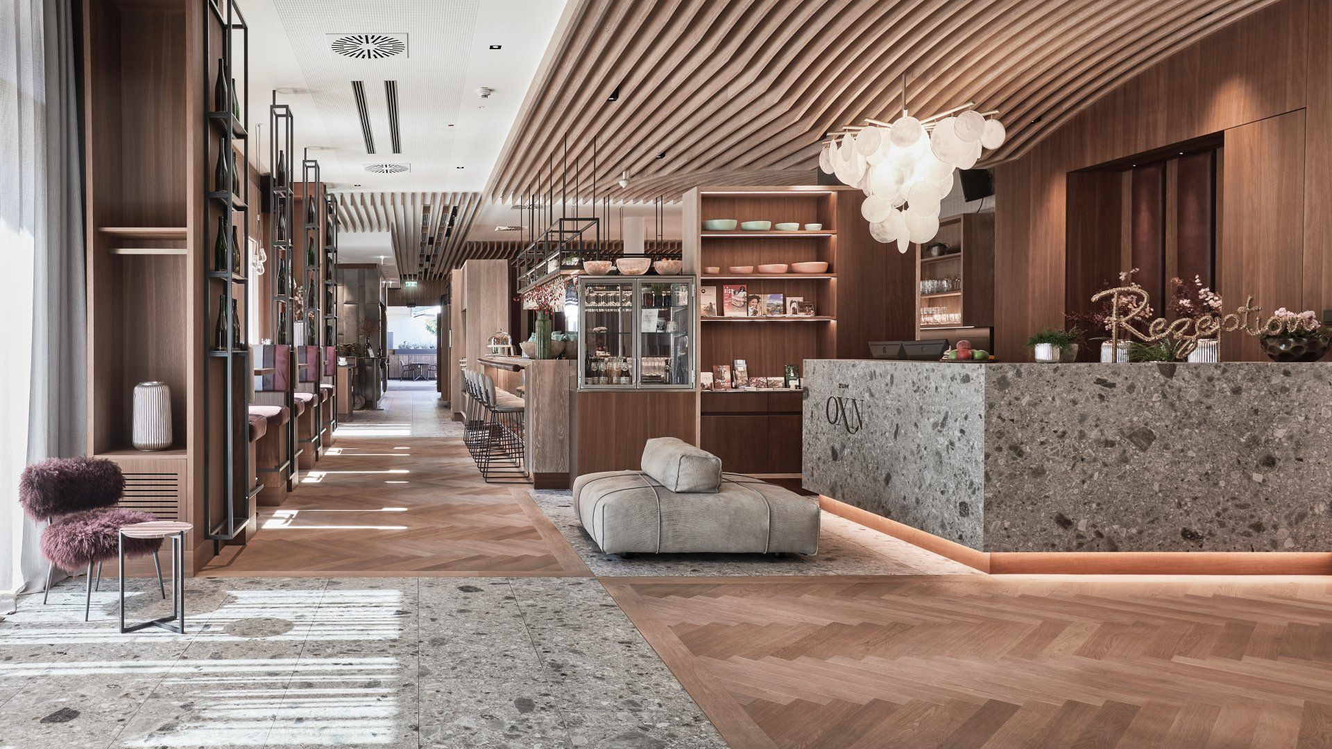 Eine Hotellobby mit Marmortresen und Holzdecke