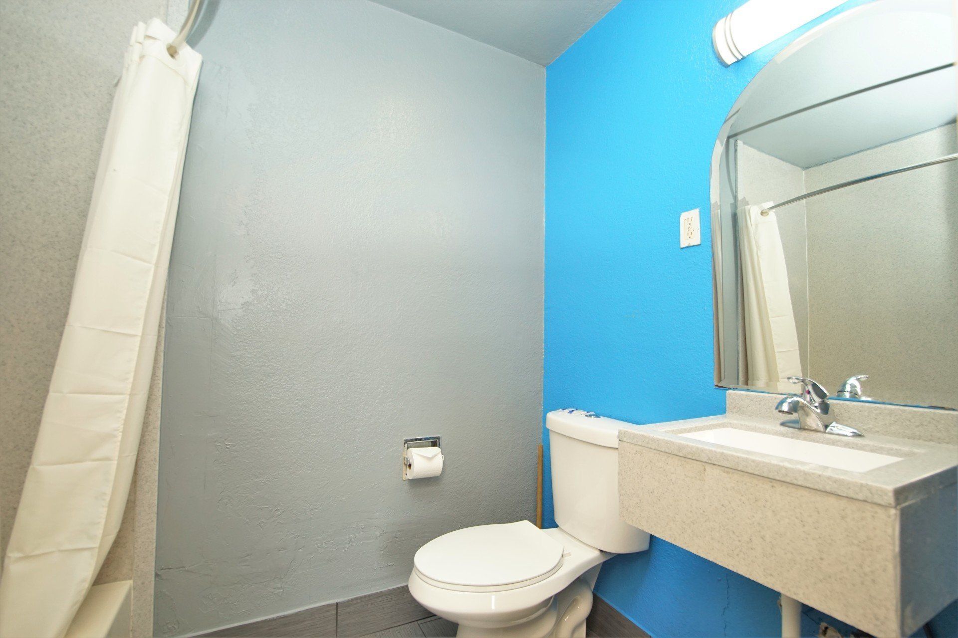 1 Queen Bed Bathroom