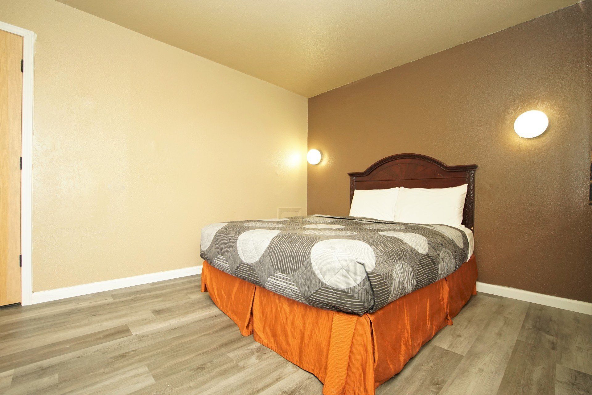 1 Queen Room