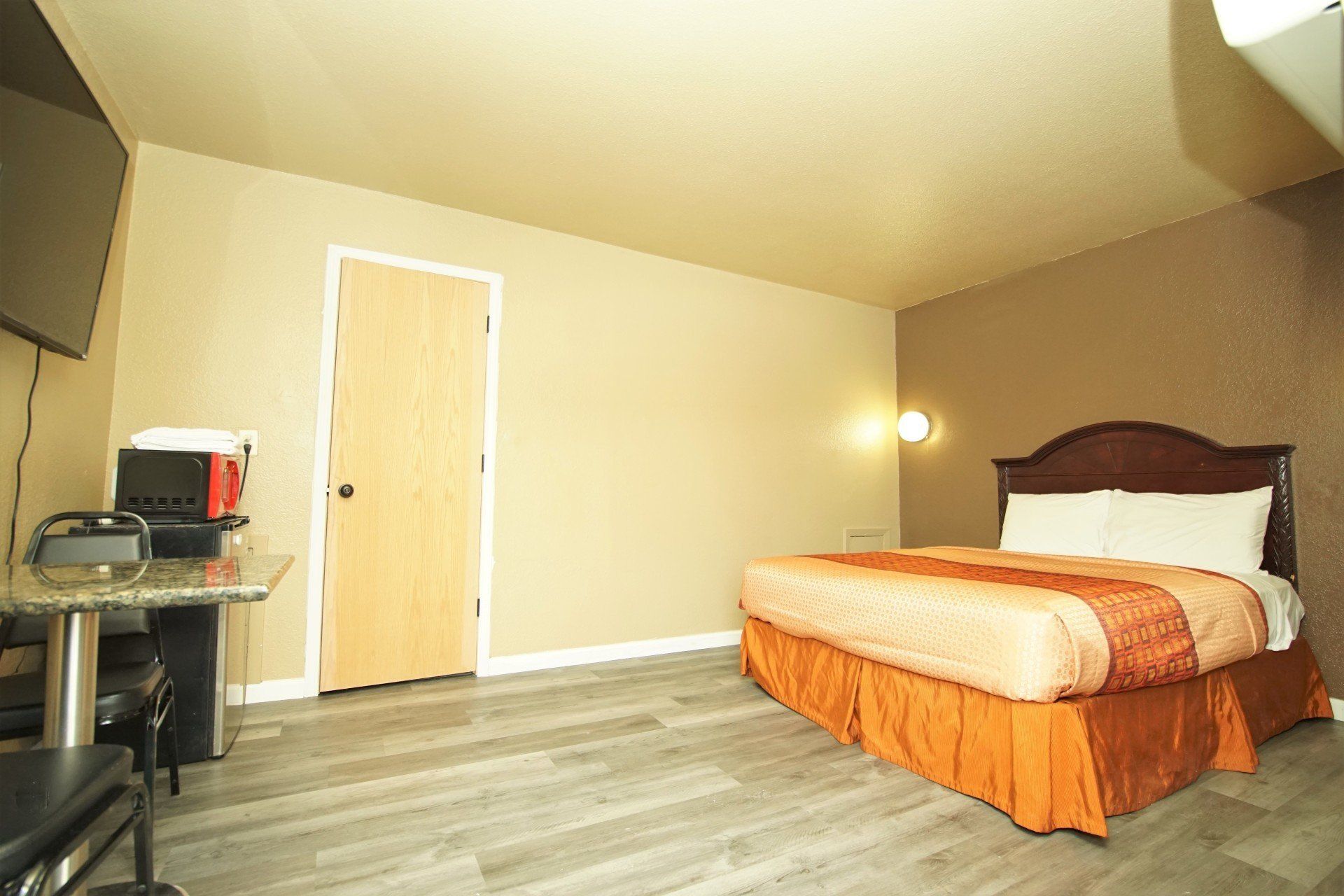 1 Queen Bed Full Room View