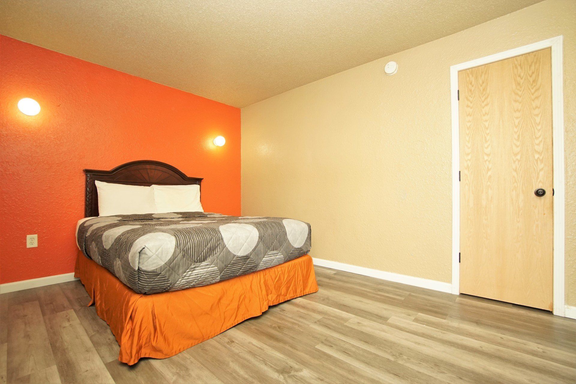 1 Queen Room