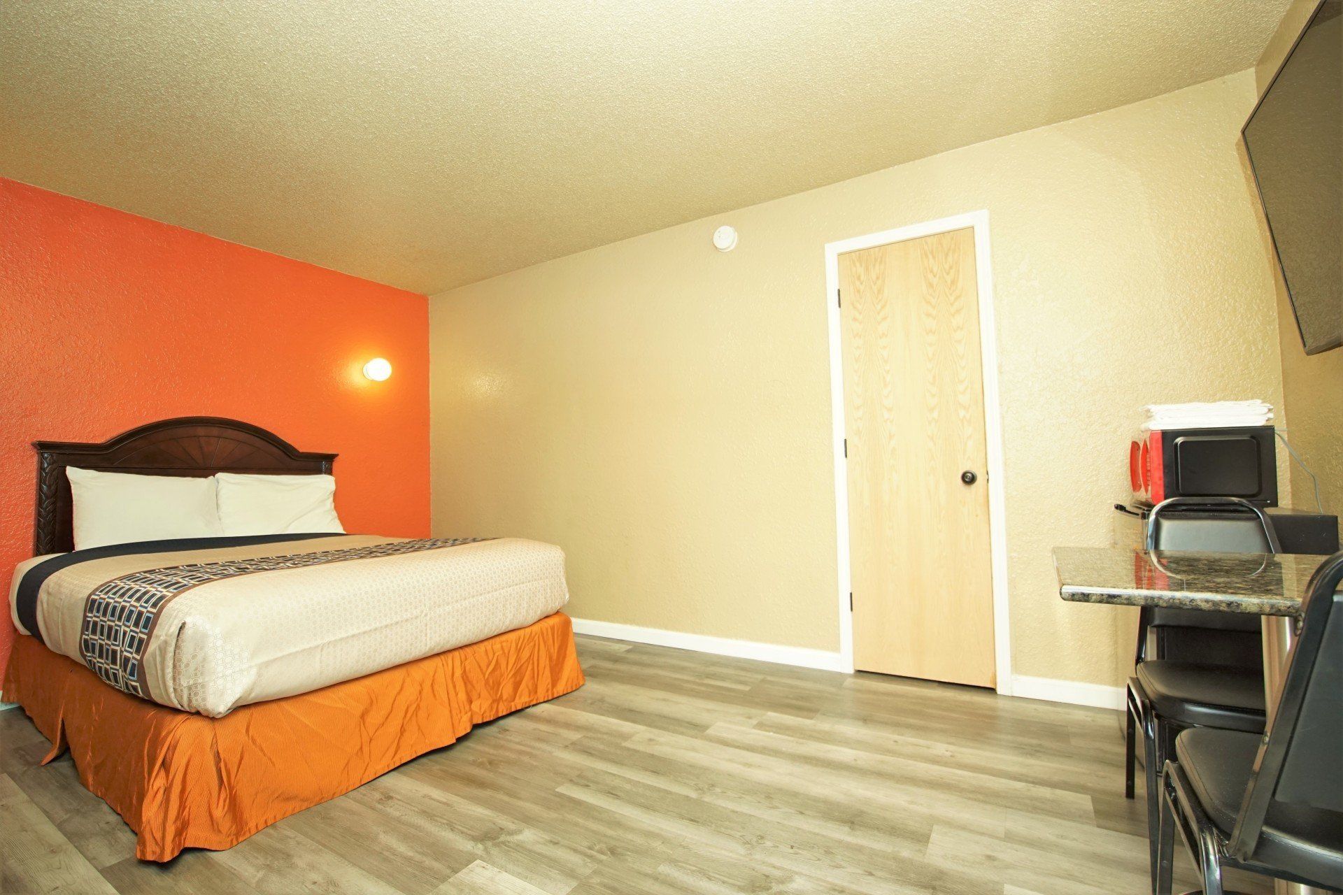 1 Queen Room Full View