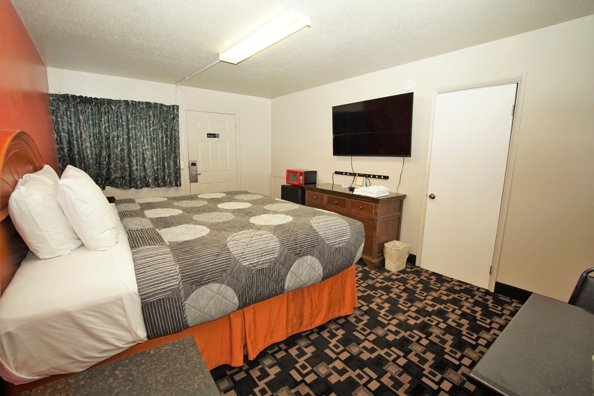1 King Bed TV Side View
