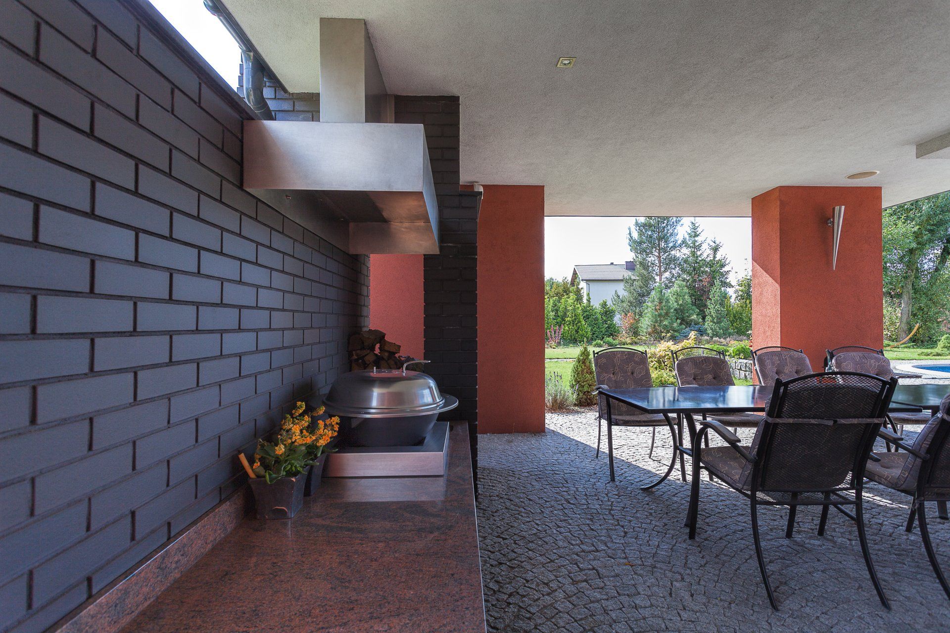 Modern Residential Outdoor Kitchen & Dining Area