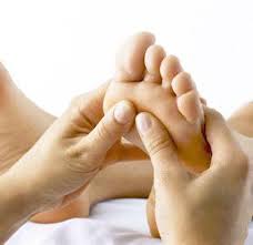 De pedicure kan ook voeten masseren