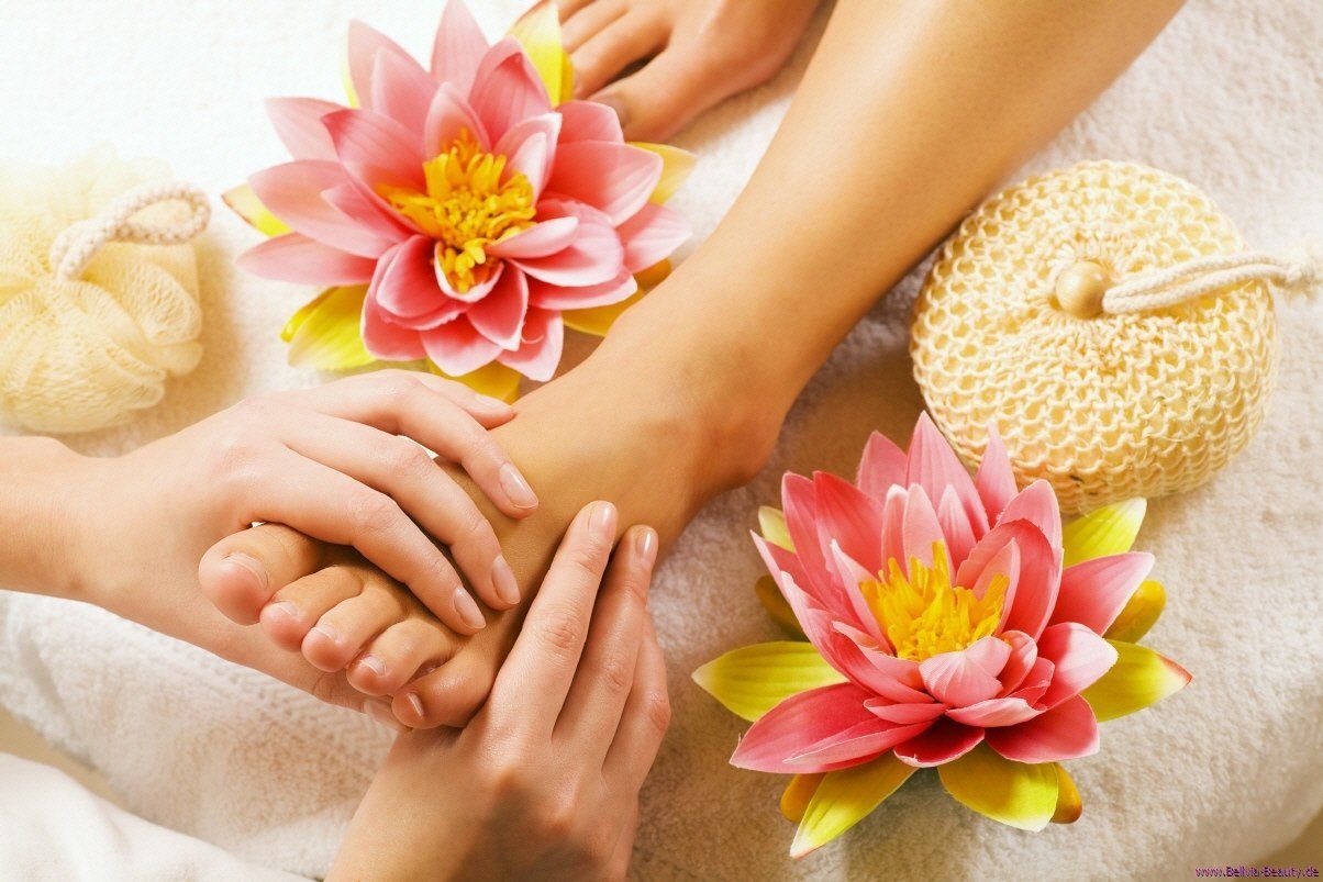 De pedicure kan ook een voetmassage geven