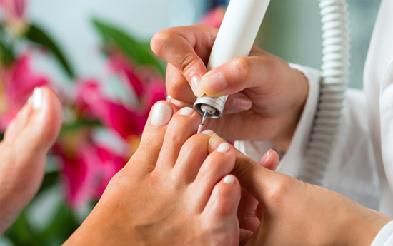 Een pedicure verzorgt de nagels niet alleen door knippen maar ook door ze te frezen