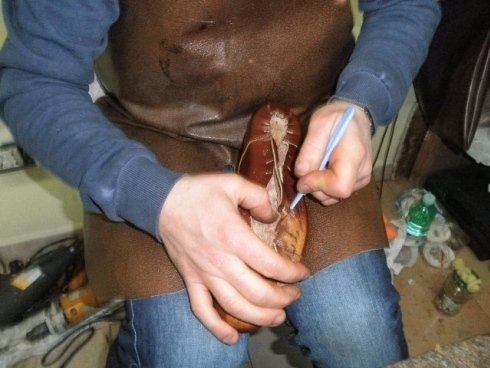 lavorazione del cuoio per la creazione di un paio di scarpe