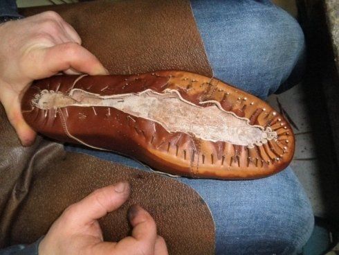 lavorazione scarpa di cuoio
