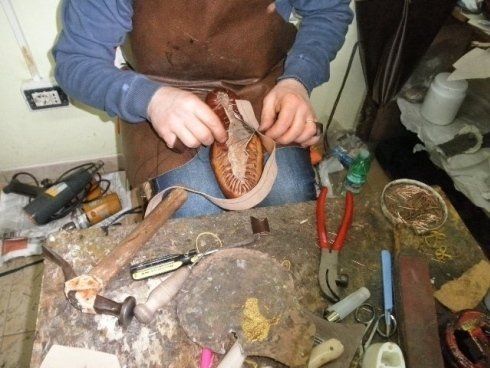 lavorazione artigianale di una scarpa di cuoio