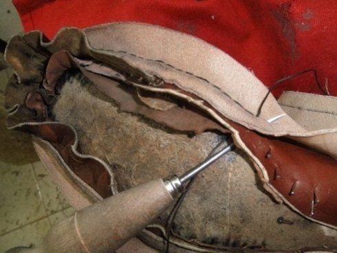 lavorazione artigianale di una scarpa di cuoio