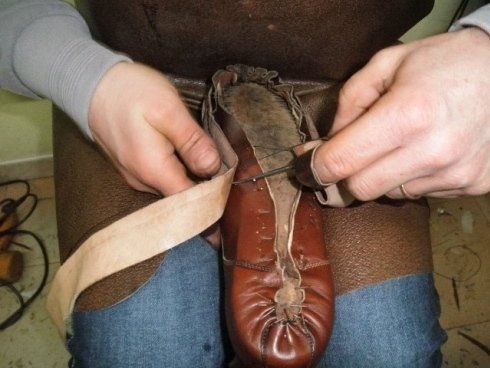 un artigiano mentre realizza una scarpa