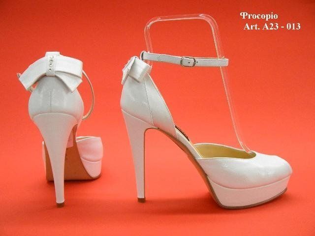 un paio di scarpe per sposa con tacco