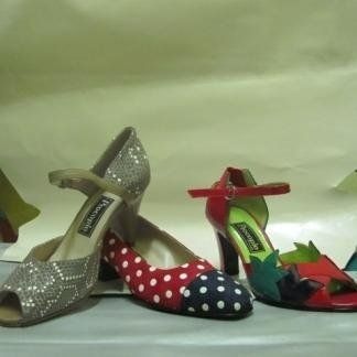 diversi modelli di scarpe da donne con tacco basso