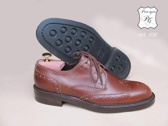 un paio di scarpe modello uomo