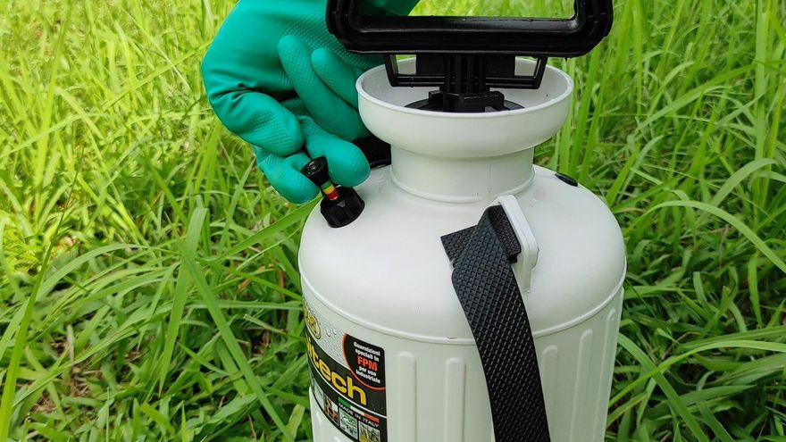 compression sprayer, garden sprayer, fertilizer sprayer, econ sprayer, handy spray gun, sprayer, jun chong sprayer, cross mark sprayer, pb original sprayer, hand sprayer, agricultural sprayer, knapsack sprayer, backpack sprayer, semi auto knapsack sprayer, mechanical sprayer, power sprayer, high volume sprayer, low volume sprayer, durable sprayer, light weight sprayer, fungicide sprayer, weedicide sprayer, herbicide sprayer, insecticide sprayer, pesticide sprayer, pam racun, pam racun pb, pam racun rumput, pam racun manual, mesin penyembur racun rumput, pam racun galas.