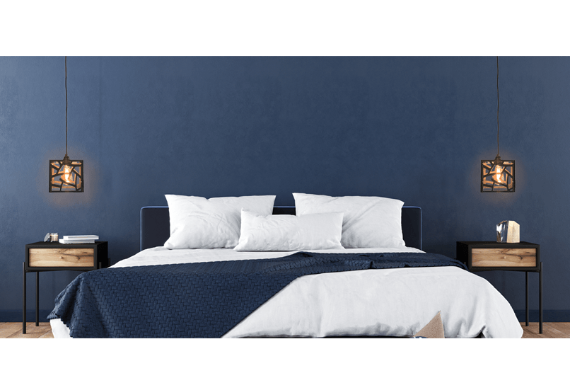 Clair hanglamp in hotelkamer en clair staande lamp op bijzettafel